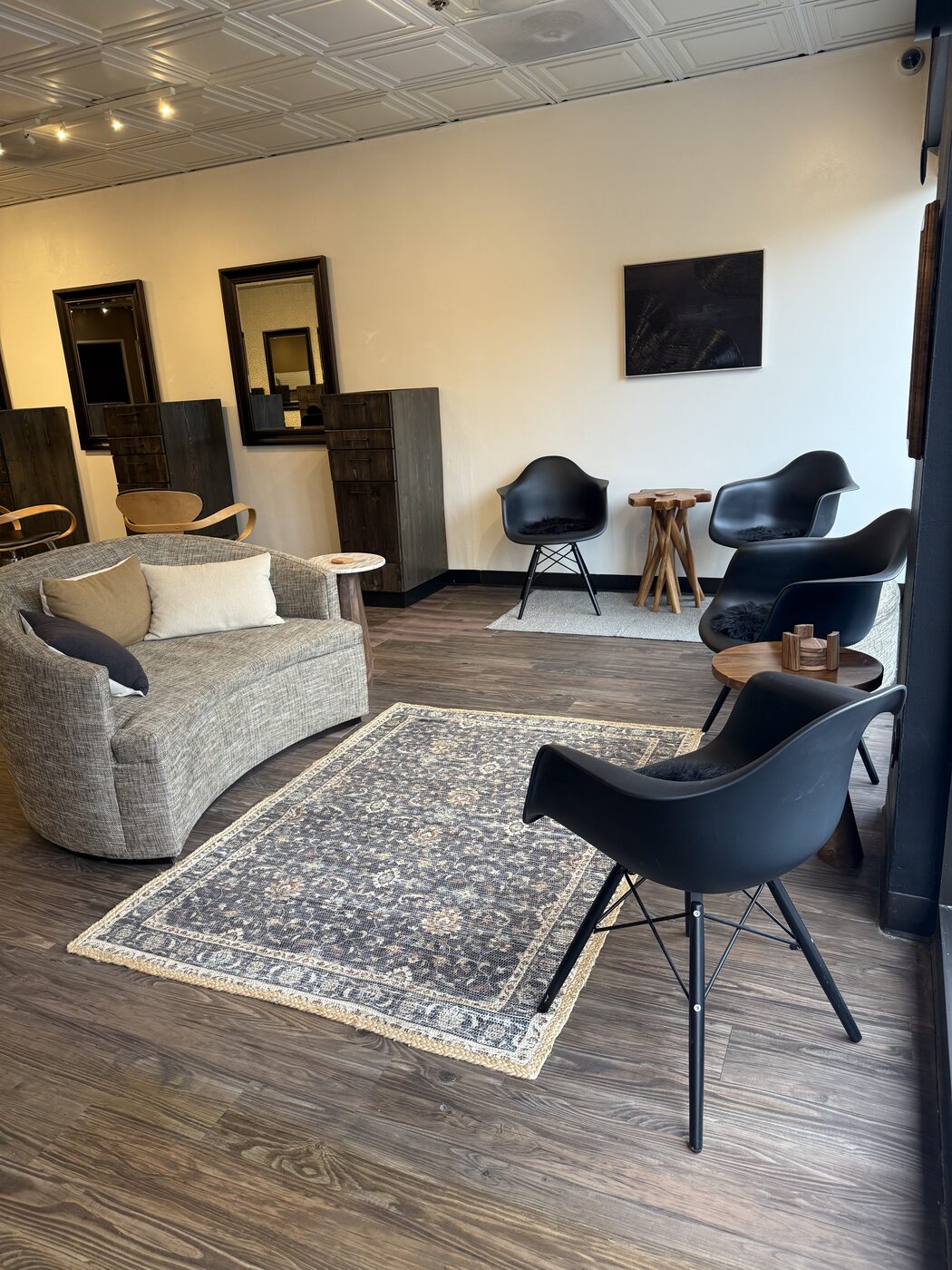 Elle Majors Salon waiting area with lounge seating